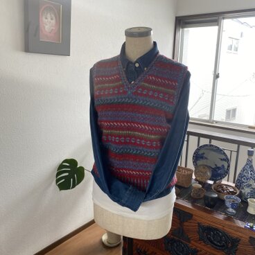 編み込み模様のジャケットと同じ　素材　模様を利用した　繊細な編み込みベスト