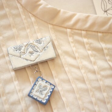 : : : 陶土の草花ブローチ : : : 1415