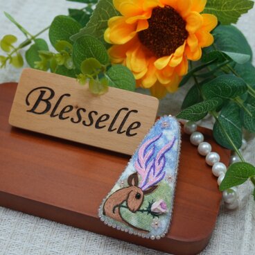 Blesselle 刺繍ヘアクリップ｜バラをくわえた小鹿の冬物語（一点物）
