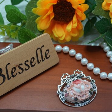 Blesselle 立体刺繍ブローチ｜咲き誇るローズと段染めリーフの一点物