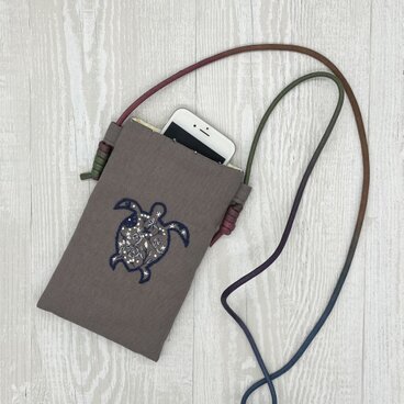手刺繍スマホショルダー花ウミガメ