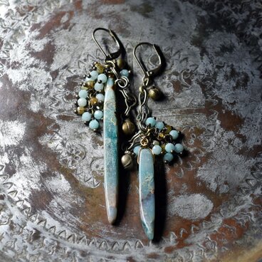 氷柱ジャスパーとたわわなアマゾナイト＆トルマリン、民族鈴のアンシメトリーピアス