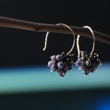 小さな房のフープピアス（ブルーサファイヤ・スピネル）