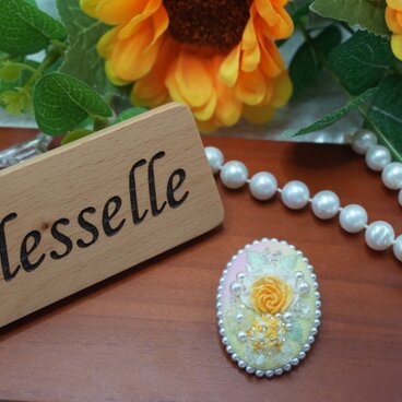 春色の花咲く・レース糸の小さなヘアクリップ