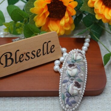 三輪の薔薇と真絲の庭