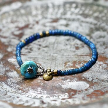 ナガ族アンティークビーズとブルー＆インディゴブルービーズ、oldオリッサブラスのブレス（ターコイズビーズ留め金）
