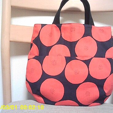 コットンプリント生地の紺地に赤あんぱん・ふっくら丸底・手提げ