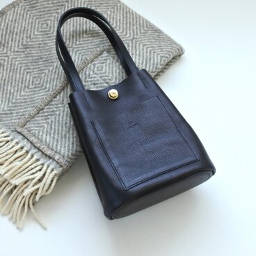 革の巾着トート(ブラック)