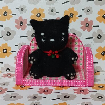 黒猫のフェルトぬいぐるみとソファセット