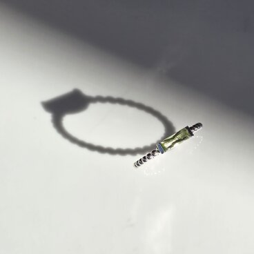 ペリドット　8×3　ロングプリンセスカット　2点留め　シルバーSV925リング