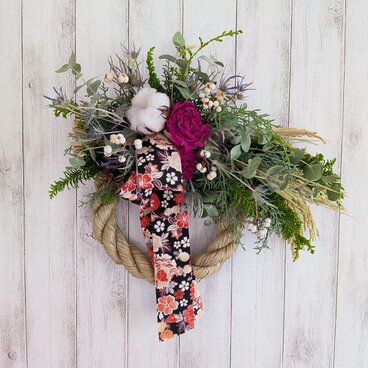 赤いシャクヤクの注連縄リース（ちりめんリボン）