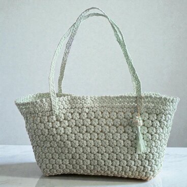 チャームが付いた爽やかなミントグリーンのクラフトバンド花結びショルダーバッグ　ハンドバッグ ギフト　ホワイトデー　 新生活　通勤