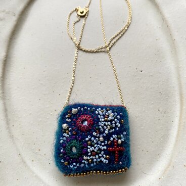 ウールとミラー刺繍のペンダント・ブルー