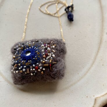 ウールとミラー刺繍のペンダント・チャコール