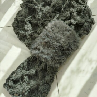 【お客様の声から生まれた】マフラー ファー バタフライ 花 柄 模様 ループ ショート スモーキー グレー 手編み 編み物 編み