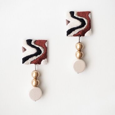 ブラウン系ボルドー　刺繍ピアス　マーブル模様　秋冬　ラッピング可　大人カジュアル　アクリルパール