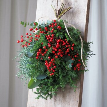 南天と針葉樹のスワッグ40cm