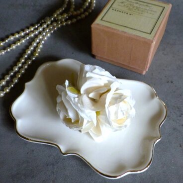 横顔を引き立てるバラのコサージュ■ 3輪のプチローズ ■