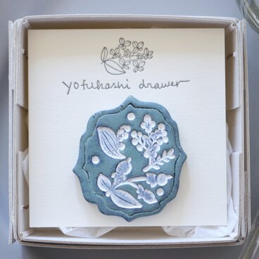 : : : 陶土の草花ブローチ : : : 1422