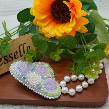 花園を纏う、刺繍ヘアクリップ ― 光と色が重なり合う、小さな楽園 （一点物）