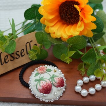 立体刺繍 いちごモチーフ ヘアゴム 一点物｜やさしい甘さを髪に｜Blesselle