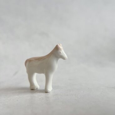 白馬・クリームベージュ［フェーブ］