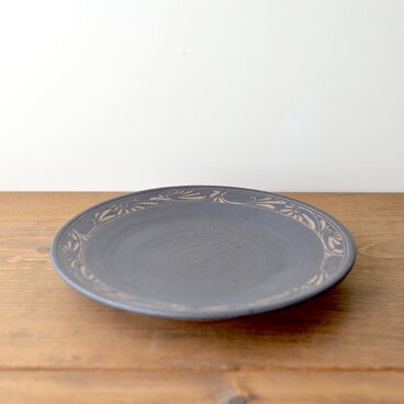 マンガン釉唐草文22cm皿