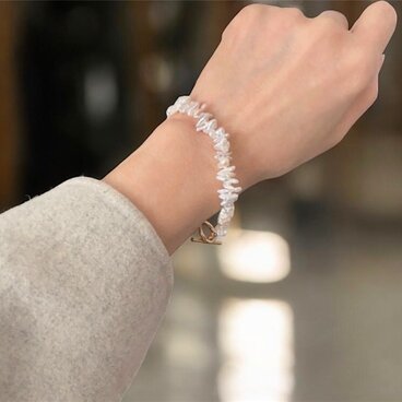 冬にも似合う ２種の小粒ケシパールを使用した、ブレスレット　1点のみ