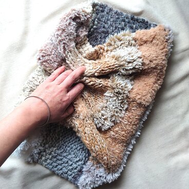 つぎはぎネックウォーマー/ヒュッゲのうさぎ/グレー＆ベージュ