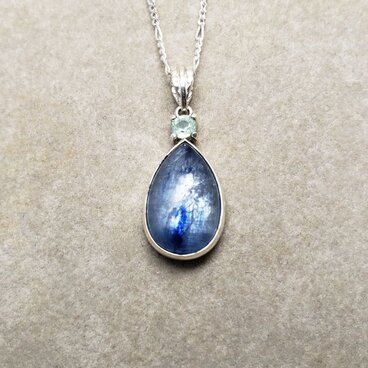ブルーとグリーンのカイヤナイトのペンダント