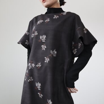 紬のフレア袖ワンピース（黒地に植物模様・M）