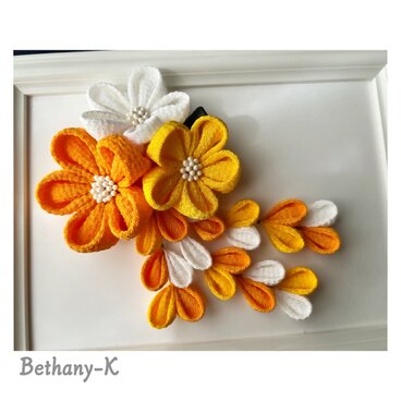 七五三・卒業式に◆大きくて可愛いつまみ細工の髪飾り(下がり付き)◆白×山吹×金木犀色の自分でもママでも簡単につけられるつまみ細工