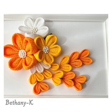 七五三・卒業式に◆大きくて可愛いつまみ細工の髪飾り(下がり付き)◆白×山吹×金木犀色の自分でもママでも簡単につけられるつまみ細工