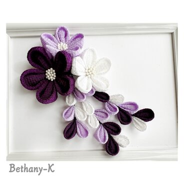 七五三・卒業式に◆大きくて可愛いつまみ細工の髪飾り(下がり付き)◆白×白藤×菫色の自分でもママでも簡単につけられるつまみ細工