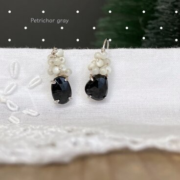 Dlam：不揃いなブラックスピネルとホワイトシェルのピアス