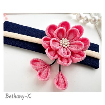 初節句・お食い初めに人気！◆4.5cmカメリア髪飾り(下がり付き)◆ローズピンク色のママでも簡単につけられるつまみ細工