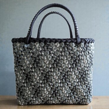 モノトーンのグラデーションが美しく際立つバイアスチェック柄クラフトバンドハンドバッグ プレゼント　ギフト 大容量大きめ