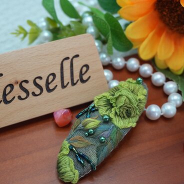 Blesselle FY盛绿手染めリネンに咲く立体刺繍フラワーのヘアクリップ ― 一点もの ―