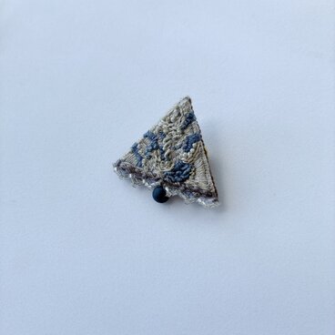 薄墨色の冬景色　冬のグレーが好きになる　草木染め糸を使った三角刺繍ブローチ