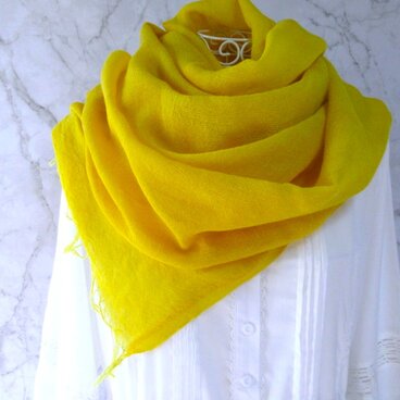 草木染め・蚊帳織りウール・大判ロングストール・エンジュ染め・幸せを運ぶ黄色