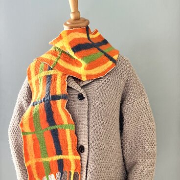 チェック柄の羊毛フェルトマフラー（綿の裏地付き　オレンジ）