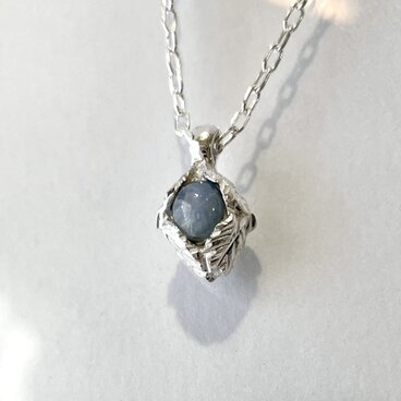 グレースターサファイアのペンダント