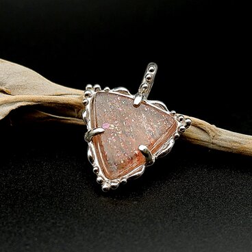 レインボーコンフェッティサンストーンの粒飾りペンダント（トリリアント）　～七色の光雨～　天然石アクセサリー　一点物　macari