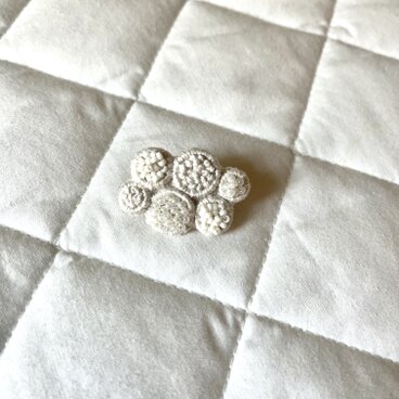 しろ　朝雲のブローチ