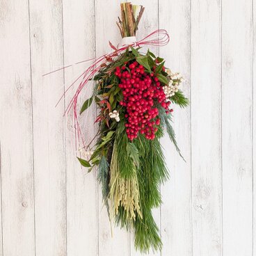 若松と南天いっぱいの正月飾り