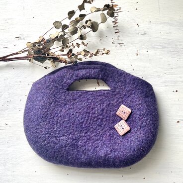 四角いポタンが大人っぽい羊毛フェルトハンドバッグ（ダークパープル　ショルダー紐付き）