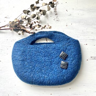 四角いポタンが大人っぽい羊毛フェルトハンドバッグ（ネイビー　ショルダー紐付き）