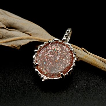 レインボーコンフェッティサンストーンの粒飾りペンダント ～舞い踊る七色紙吹雪～　　天然石アクセサリー　一点物　macari