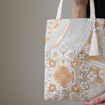 【シルバー・ゴールド　華紋様 シルク帯リメイク ミニサブバック フォーマルバック】日常使い、結婚式、パーティー、和装にも。