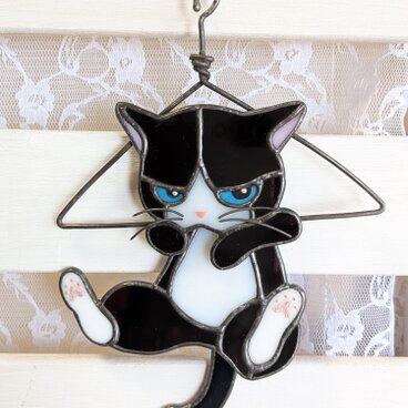 ハンガーにぶーらぶーら猫さん／青目